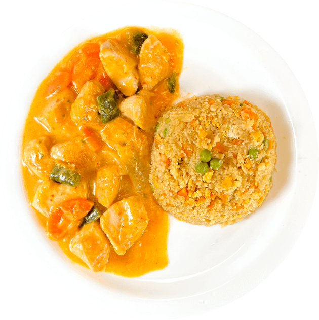 Pollo al curry rojo con arroz de coliflor.